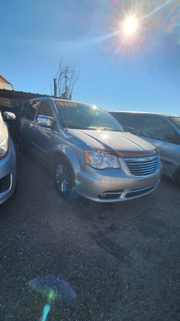 2014 Chrysler Town & Country Touring-L's photo